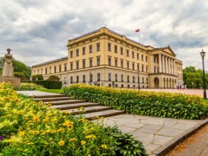 У королевского дворца в Норвегии