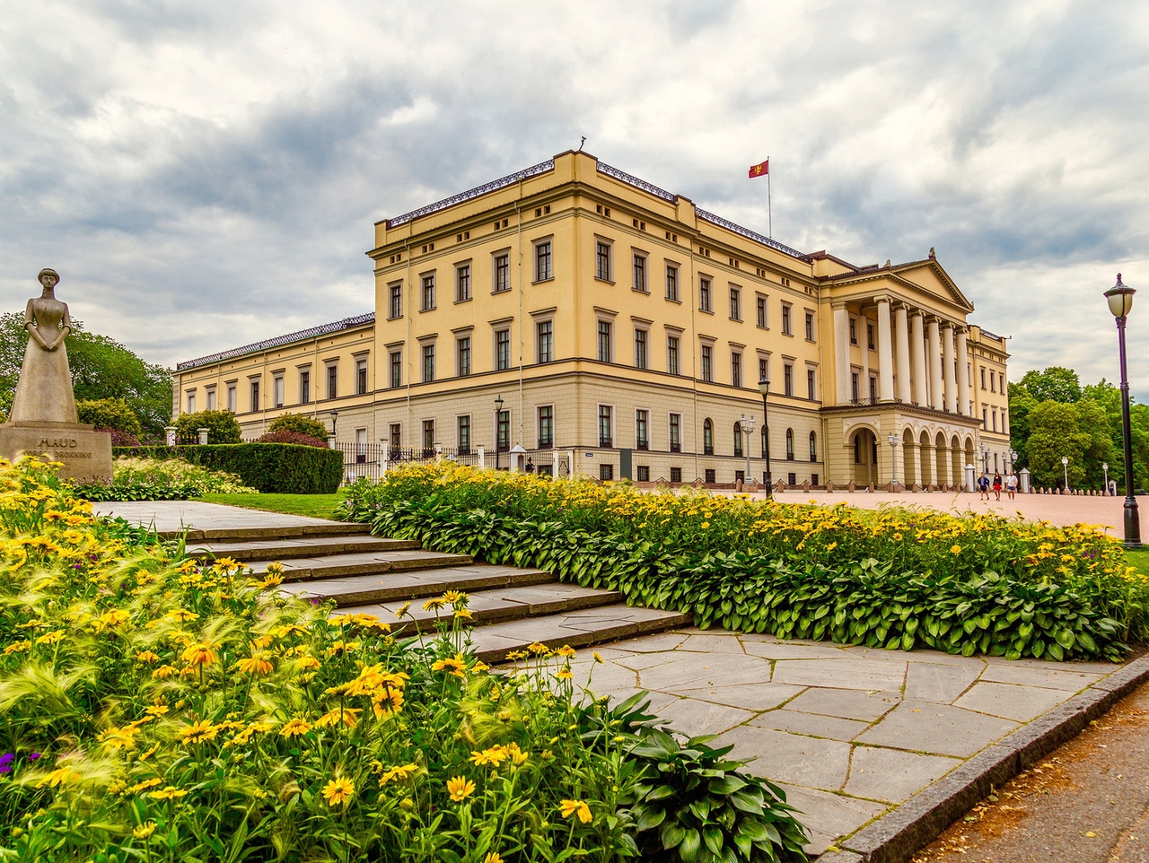У королевского дворца в Норвегии