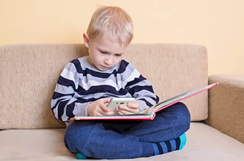 детям меньше читать с экранов