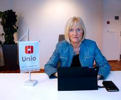 Unio, вторая по величине конфедерация Норвегии, насчитывающая около 400 000 членов, заявила, что будет настаивать на значительном повышении заработной платы в этом году. Клемет Реннинг-Ааби, руководитель переговоров Unio, заявил, что конфедерация будет настаивать на существенном повышении заработной платы, по крайней мере, на 5,5 процента, в рамках соглашения о заработной плате в этом году. Учитывая, что инфляция в 2024 году прогнозируется на уровне 4,5 процента, Реннинг-Ааби подчеркнул необходимость повышения заработной платы на 5,5 процента для обеспечения заметного роста реальной заработной платы, как сообщает Utdanningsnytt. Реальное повышение заработной платы - это когда рост заработной платы опережает инфляцию, позволяя людям позволить себе больше за счет своих заработков. Реннинг-Оби сказал, что работодатели должны внести свой вклад, обеспечив благоприятный уровень укомплектования персоналом и улучшив оплату труда и условия труда.