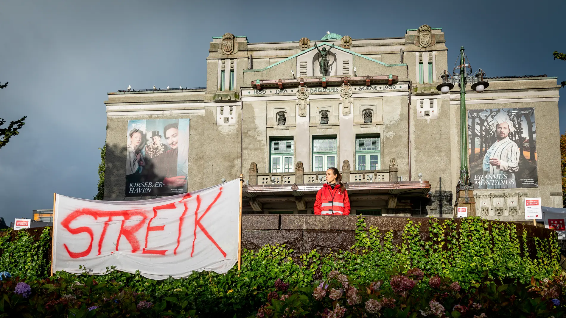 Протестующие перед зданием парламента Норвегии